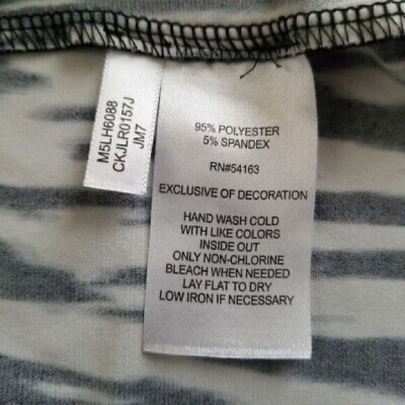 Calvin Klein Animal Zebra Print Key Hole Blouse Size 2X - Picture 7 of 7